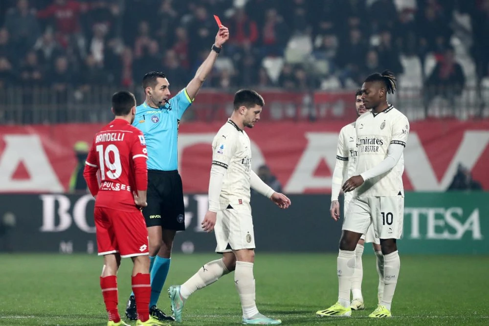 Luka Jovic nhận chiếc thẻ đỏ thứ 6 của AC Milan mùa này