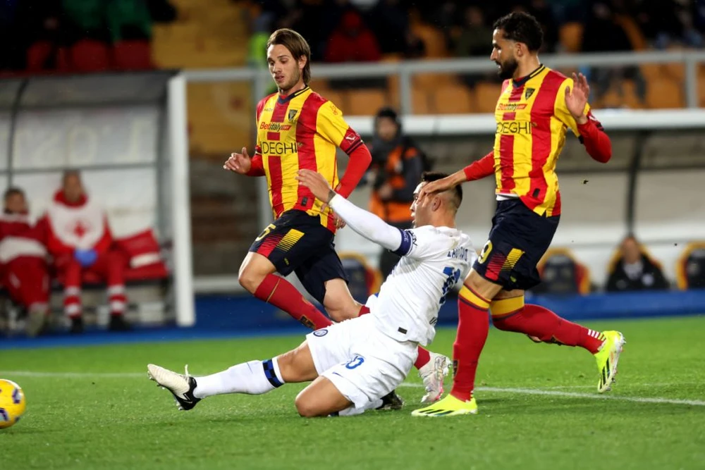 Lautaro Martinez vượt qua 2 hậu vệ Lecce để ghi bàn mở tỷ số 
