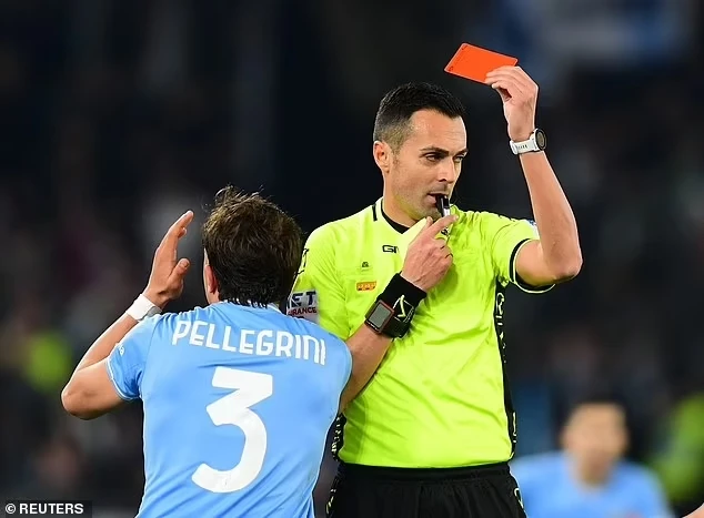 Chiếc thẻ đỏ có phần oan uổng cho Lucas Pellegrini