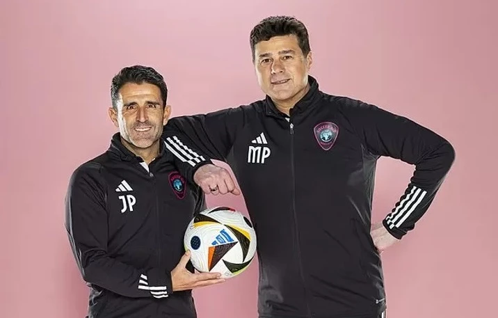 Mauricio Pochettino (phải) và người trợ lý Perez