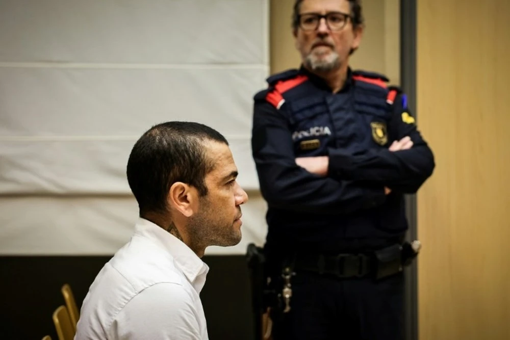 Dani Alves trong phiên tòa ở Barcelona