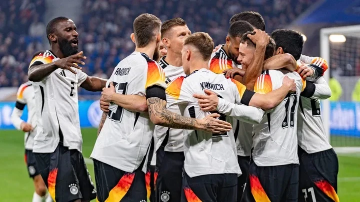 Các cầu thủ Đức ăn mừng chiến thắng trước Pháp