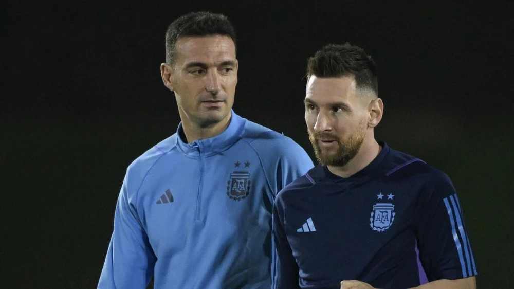 HLV Scaloni và Leo Messi