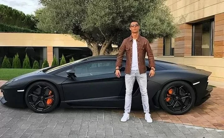 Ronaldo khoe chiếc Ferrari mới trị giá 2 triệu bảng trong bộ sưu tập siêu xe 18 triệu- Ảnh 2.