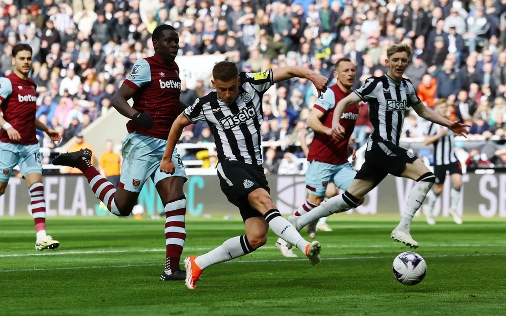 Harvey Barnes gỡ hòa 3-3 cho Newcastle ở phút 83