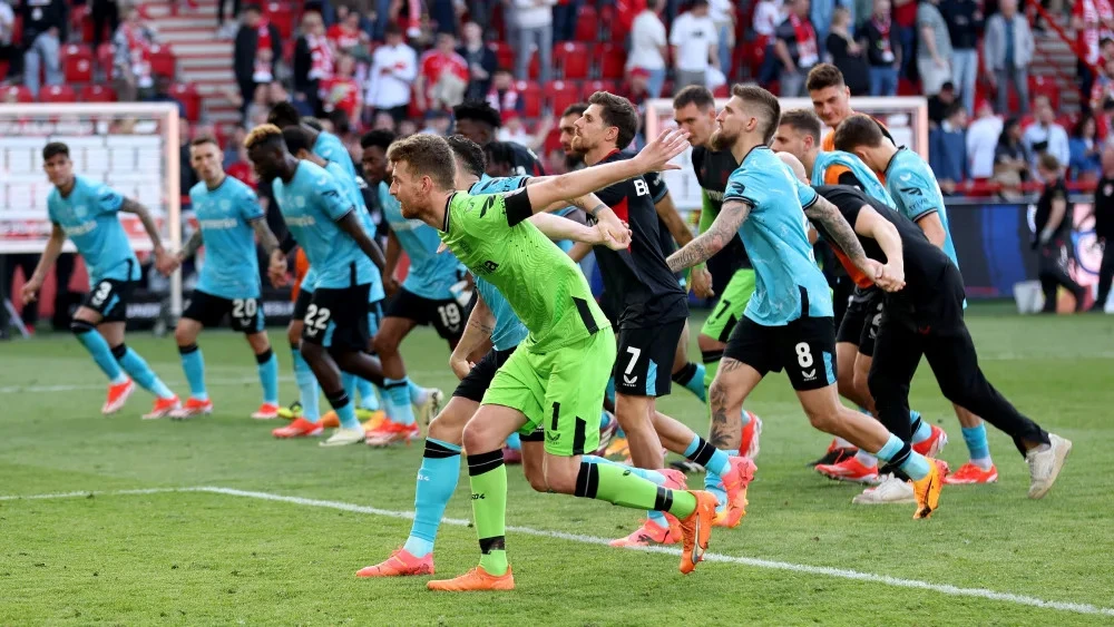 Các cầu thỦ Bayer Leverkusen chia vui cùng người hâm mộ