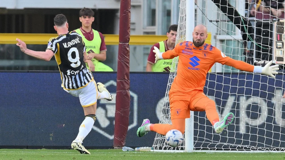 Dusan Vlahovic bỏ lỡ 3 cơ hội ghi bàn trước Torino