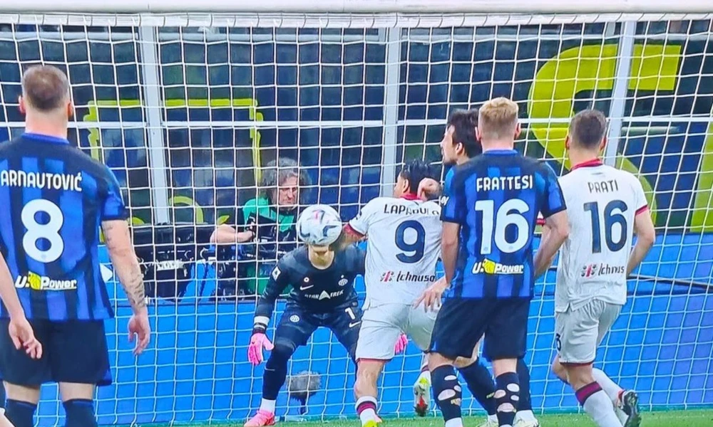 Bóng chạm tay Gianluca Lapadula trước khi Nicolas Viola ghi bàn cho Cagliari