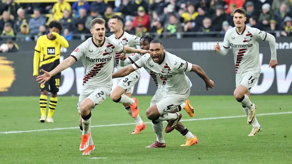 Josip Stanisic (2) gỡ hòa 2-2 cho Bayer Leverkusen ở phút 98
