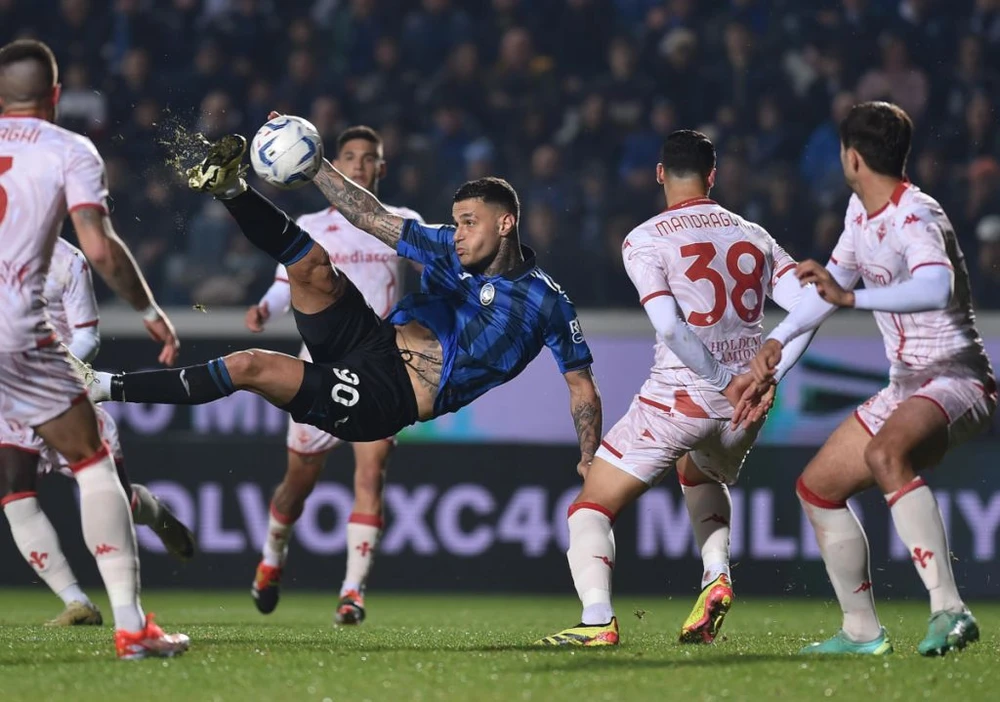 Gianluca Scamacca tung quả vô lê ghi bàn tuyệt đẹp cho Atalanta
