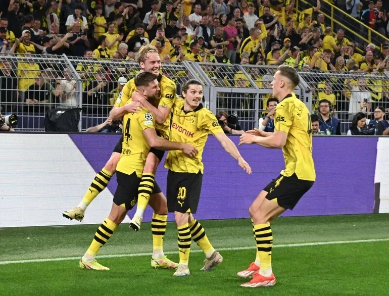 Các cầu thủ Dortmund ăn mừng bàn thắng của Niclas Fullkrug (trái)