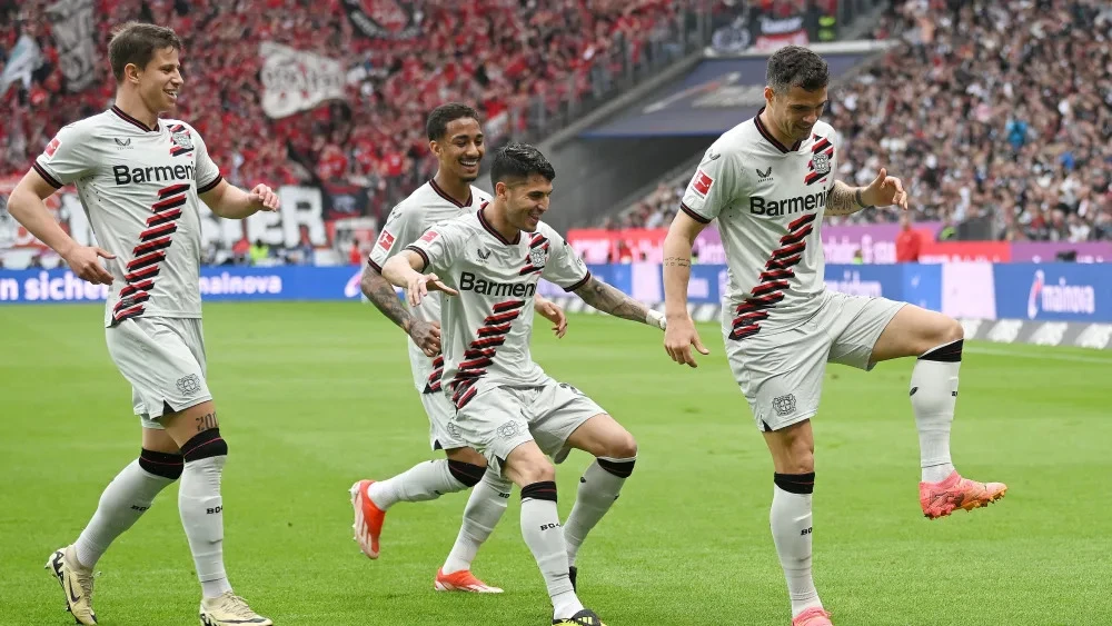 Các cầu thủ Bayer Leverkusen ăn mừng chiến thắng