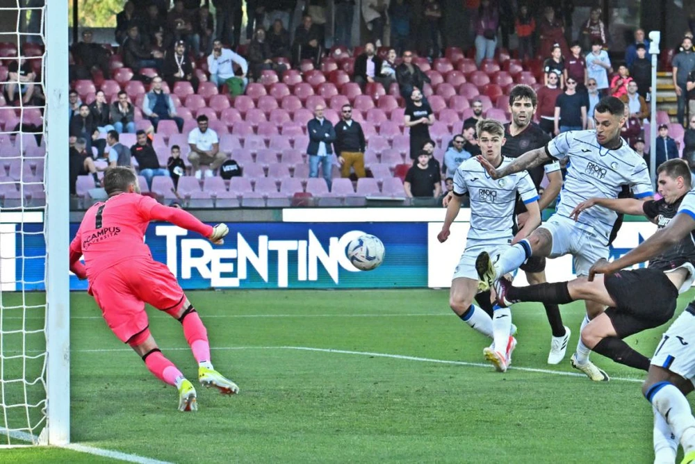 Gianluca Scamacca (áo trắng) gỡ hòa 1-1 cho Atalanta