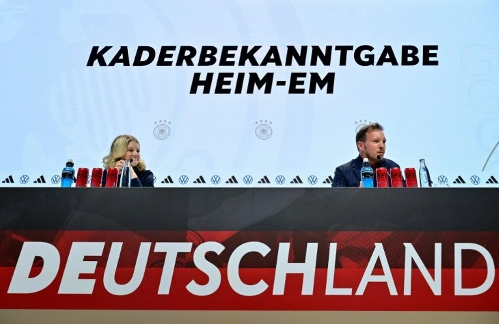Julian Nagelsmann (phải) trong buổi công bố đội hình ở Berlin
