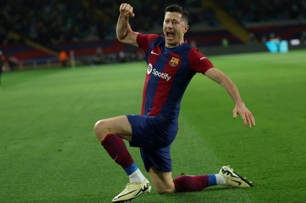 Robert Lewandowski ăn mừng bàn thắng, nhưng Barcelona tốn tiền
