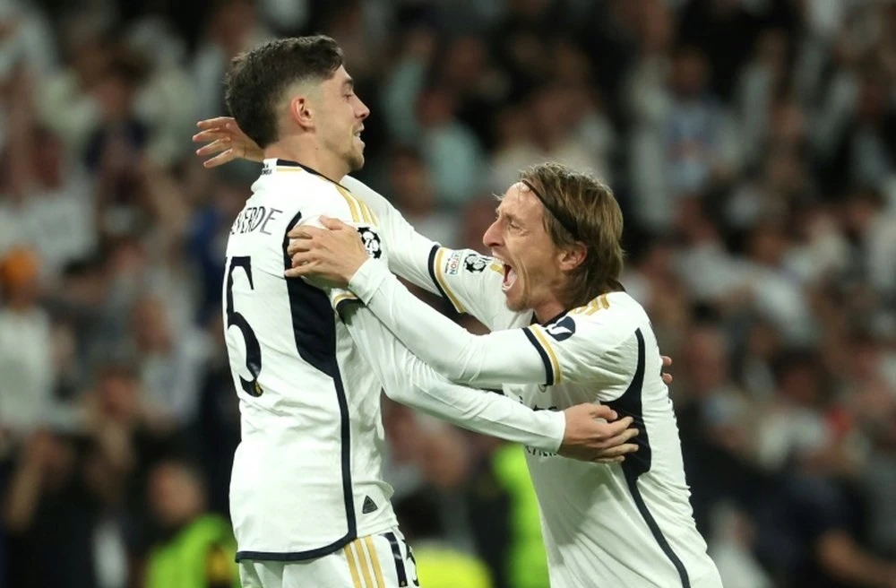 Luka Modric (phải) muốn thắng Champions và triển hạn cùng Real Madrid