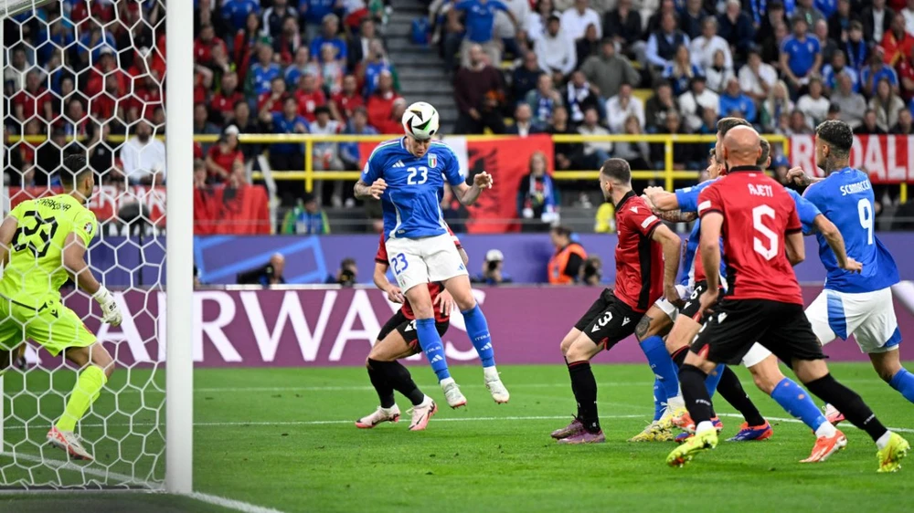 Alessandro Bastoni đánh đầu gỡ hòa 1-1 cho Italia