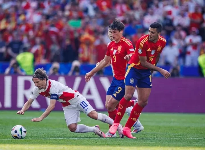 Tây Ban Nha đưa Croatia của Luka Modric trở lại mặt đất