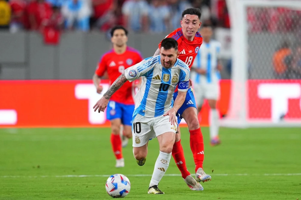 Leo Messi đi bóng trong trận gặp Chilê
