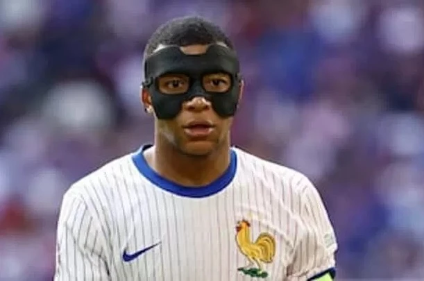 Kylian Mbappe với chiếc mặt nạ ở EURO 2024
