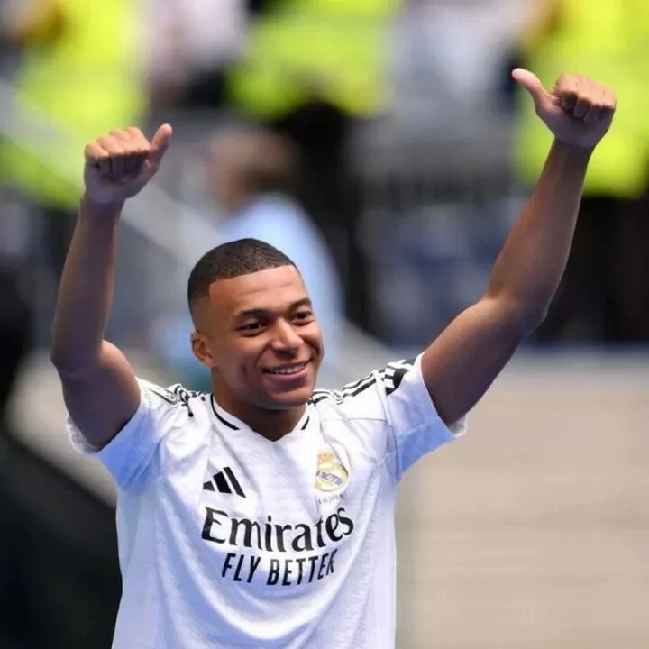 Kylian Mbappe trình làng màu áo Real Madrid