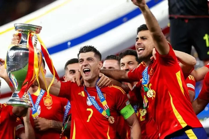 Alvaro Morata và Rodri lạm dụng lễ ăn mừng chiến thắng để đưa ra thông điệp chính trị