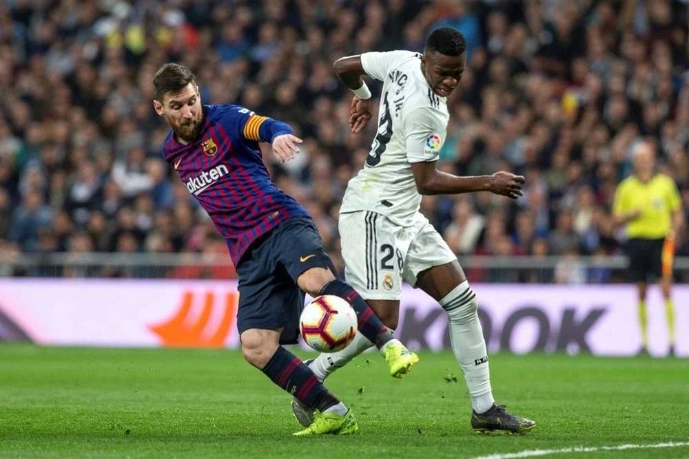 Leo Messi (trái, Barcelona) trong trận Siêu kinh điển với Real Madrid