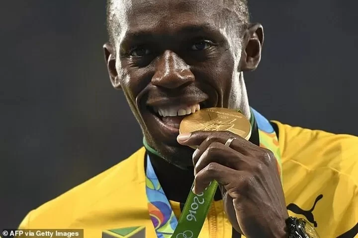 Usain Bolt cắn huy chương vàng của mình