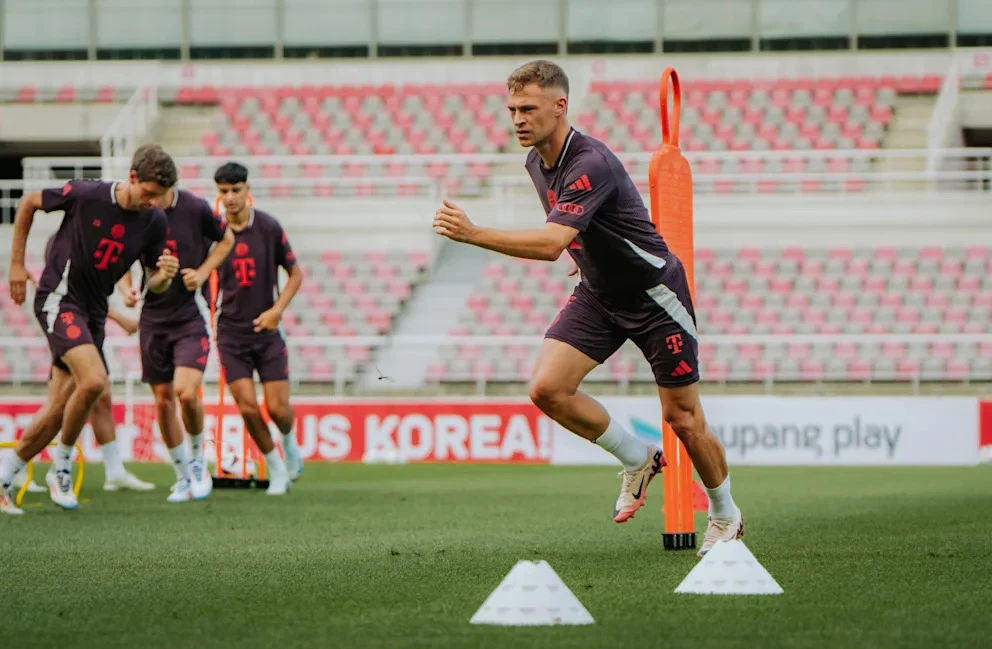 Joshua Kimmich trên sân tập Bayern