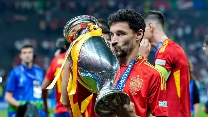 Jesus Navas với chiếc cúp EURO 2024