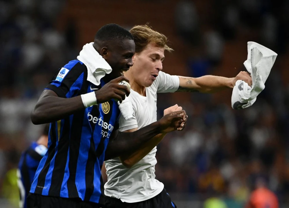 Marcus Thuram và Nicolo Barella ăn mừng chiến thắng