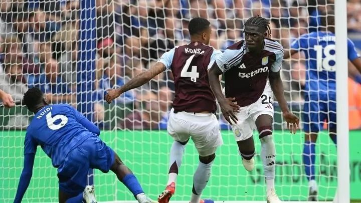 Onana (phải) ghi bàn mở tỷ số cho Aston Villa