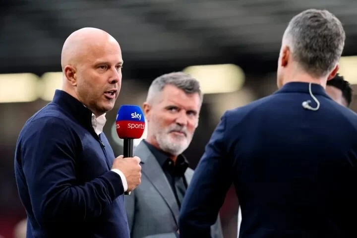 Arne Slot trả lời phỏng vấn của Sky Sport và Roy Keane (giữa)