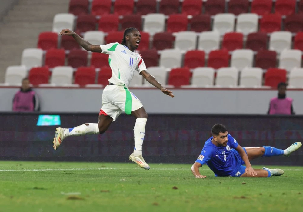 Moise Kean ghi bàn vào lưới Israel