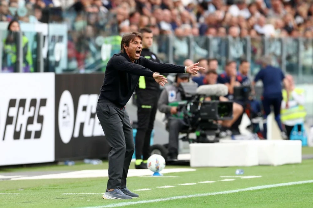 HLV Antonio Conte lần đầu đối mặt với những người hâm mộ mình