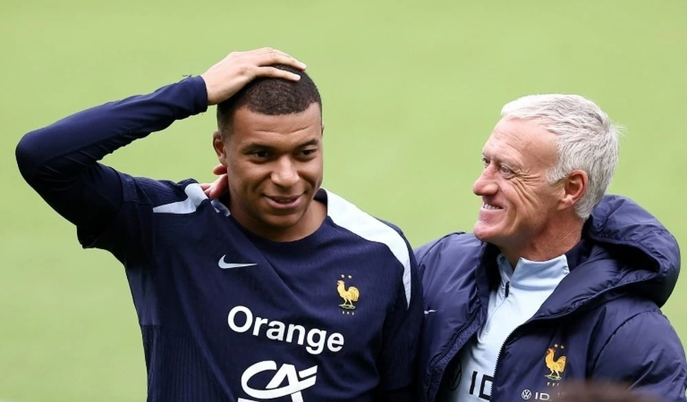 Kylian Mbappe và HLV tuyển Pháp Didier Deschamps