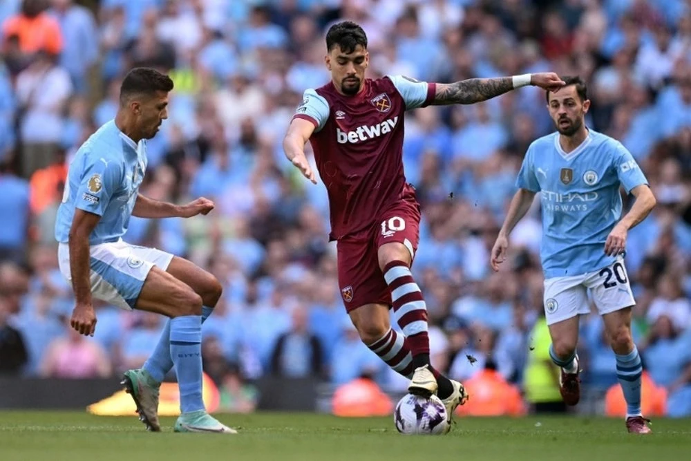 Lucas Paqueta (West Ham) đi bóng trong trận Man City