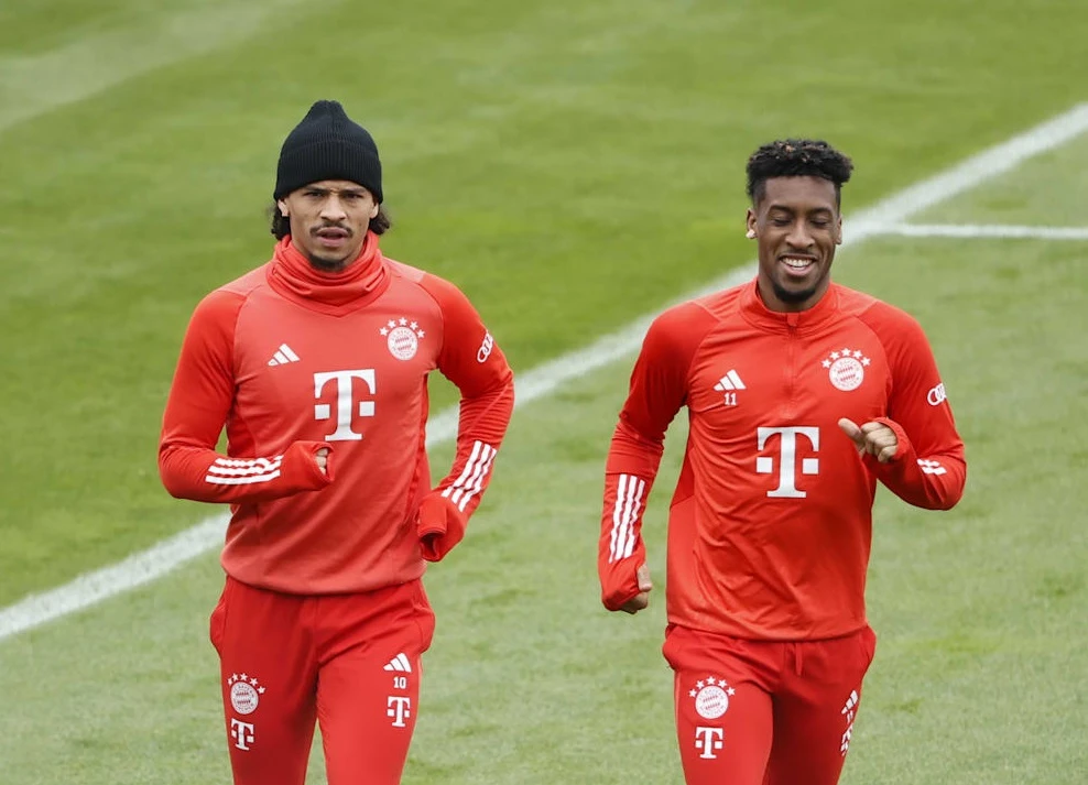 Leroy Sane (trá`i) và Kingsley Coman (phài) trên sân tập của Bayern Munich