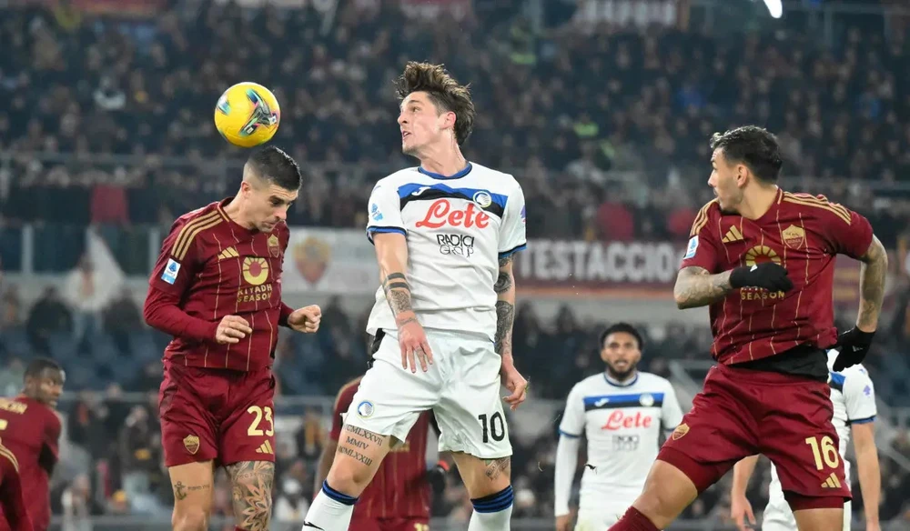 Nicolo Zaniolo (giữa) ghi bàn vào lưới đội bóng cũ AS Roma