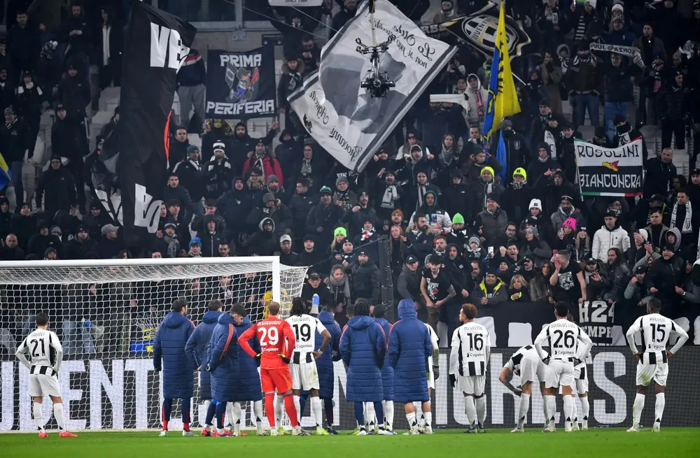 Các cầu thủ Juventus bị khán giả nhà la ó sau trận hòa Venezia