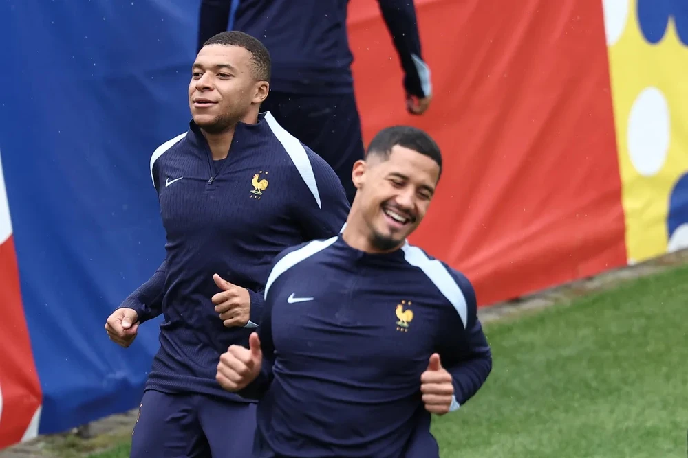 Kylian Mbappe và đồng đội William Saliba ở tuyển Pháp