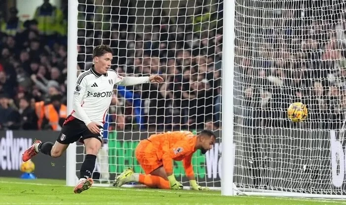 Harry Wilson ghi bàn gỡ hòa cho Fulham 