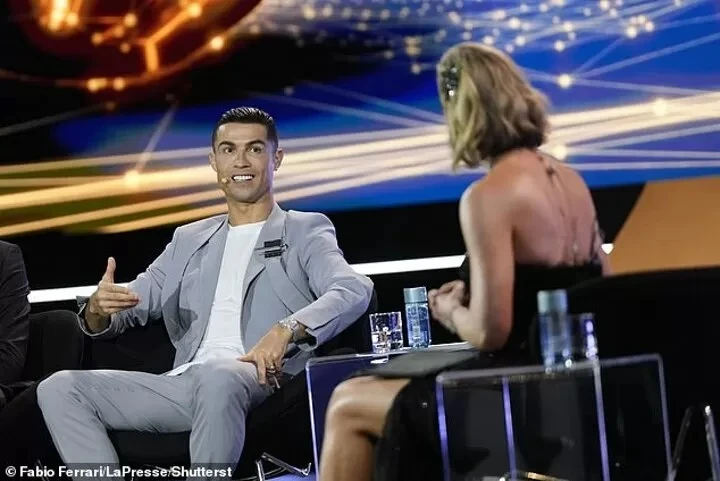 Ronaldo trả lời phỏng vấn ở Dubai