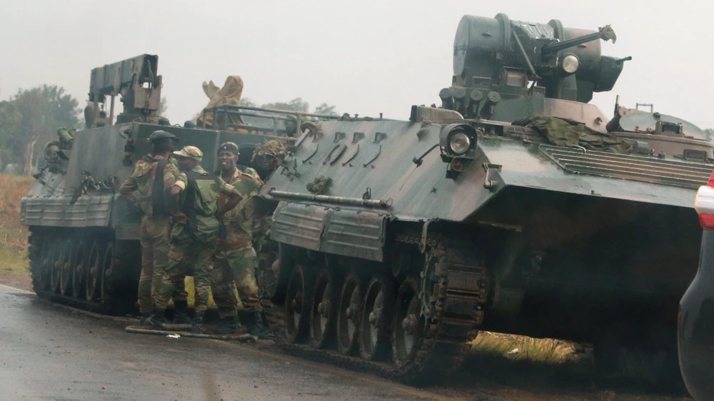 Xe tăng, xe bọc thép xuất hiện bên ngoài thủ đô Harare. Ảnh: Reuters