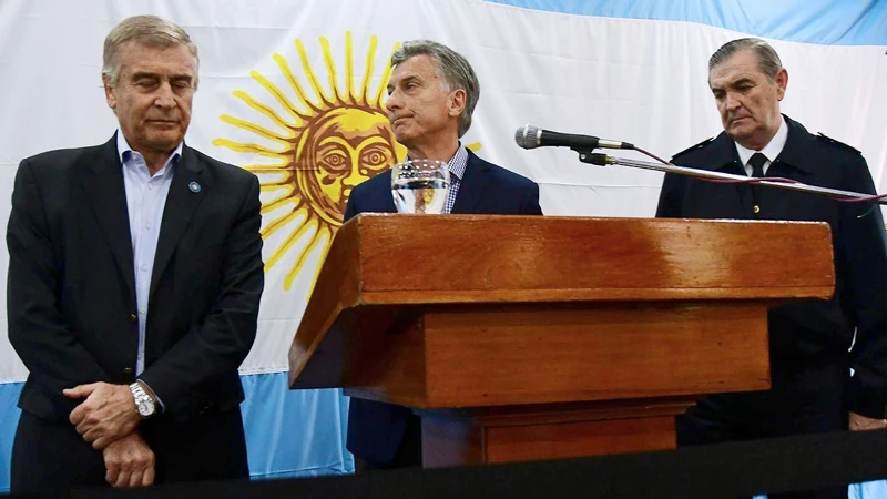 Tổng thống Argentina Mauricio Macri (giữa) và Bộ trưởng Quốc phòng Oscar Aguad (trái). Ảnh: Clarin