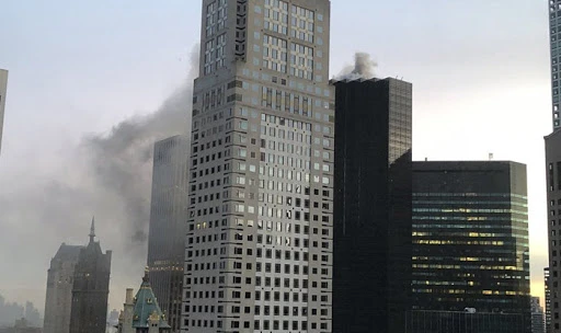 Tháp Trump tại trung tâm quận Manhattan, thành phố New York, Mỹ bị cháy. Ảnh: India.com