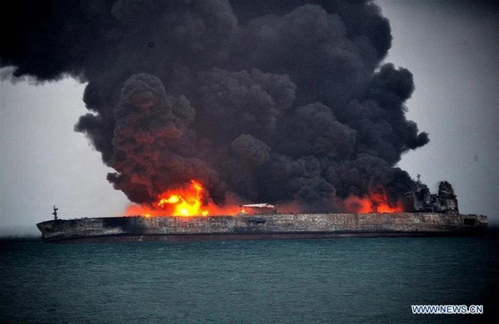  Tàu chở dầu của Iran bị bốc cháy sau khi va chạm với một tàu vận tải trên biển Hoa Đông .Ảnh: Xinhua
