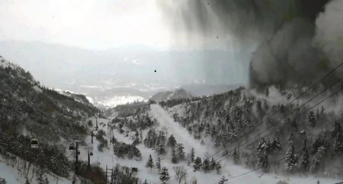 Khu trượt tuyết ở Agatsuma, tỉnh Guma, bị khói đen của núi lửa bao phủ. Nguồn: japan news