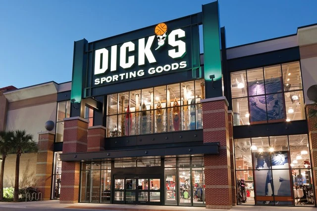 Dick’s Sporting Goods tuyên bố ngừng bán súng trường. Ảnh: FOOTWEAR NEWS