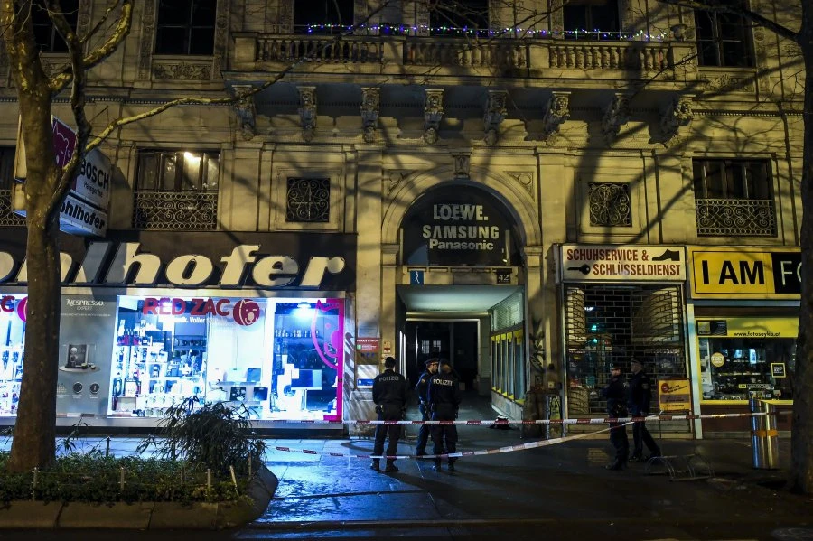 Cảnh sát phong toả nhiều nẻo đường ở Vienna sau các vụ tấn công bằng dao (Ảnh : EPA)